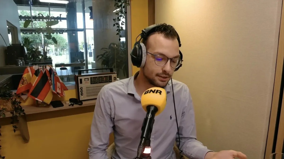 Crypto Recovers recording the BNR Nieuwsradio interview in the studio