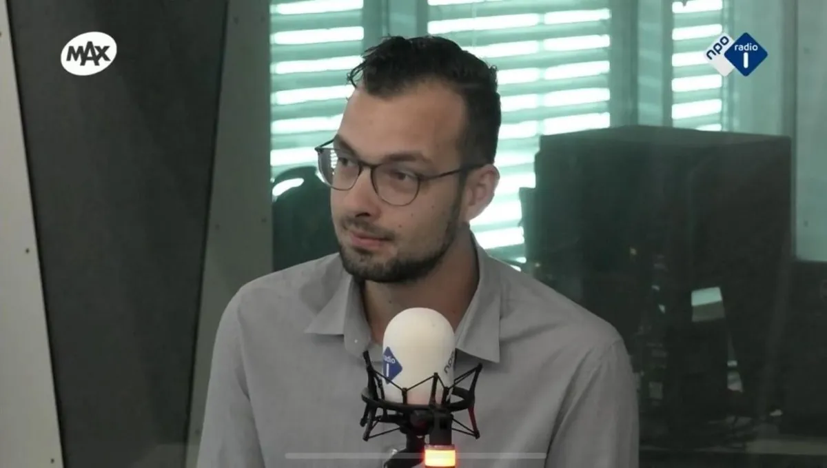 Crypto Recovers recording the NPO Radio 1 interview in the studio